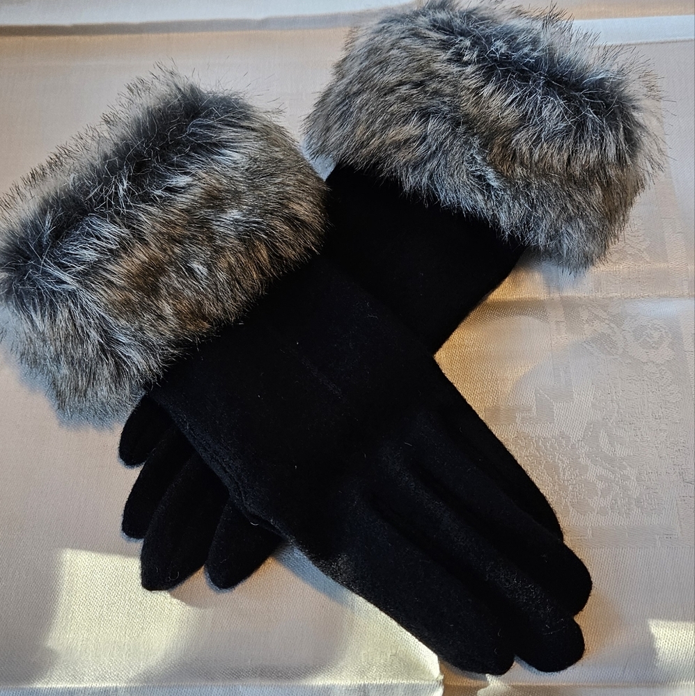 Chicos Faux Fur Trimed Gloves